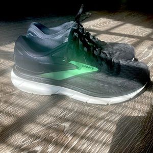 Brooks DYAD 11 women’s 8 running shoe